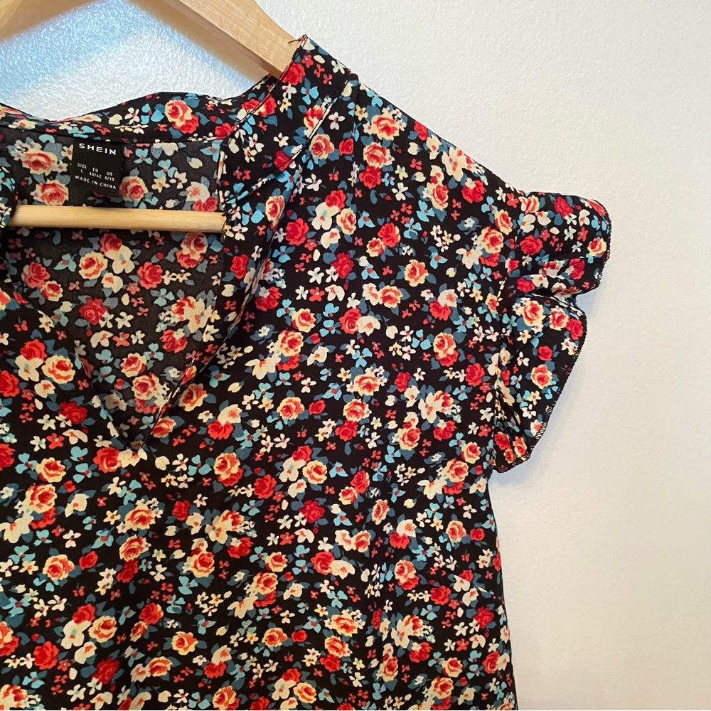 Floral V-Neck Ruffle Sleeveless Blouse Large